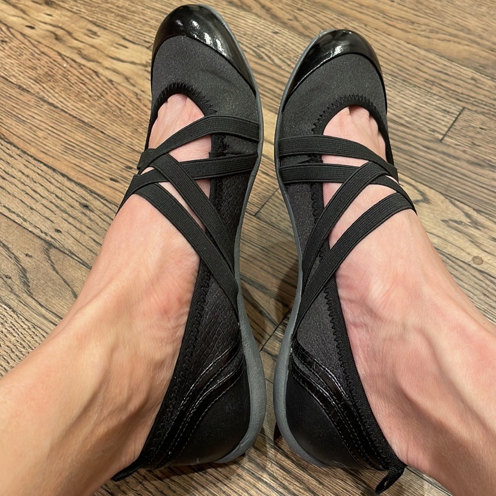 NWOT! DKNY Black Sporty Strappy Flats - Size 6